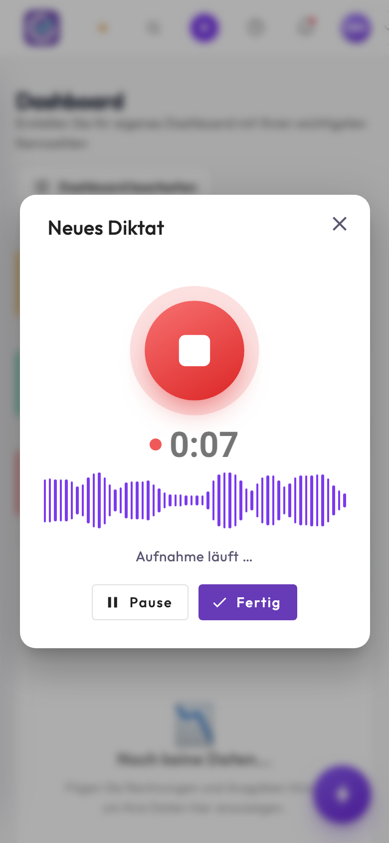 Aufnahmefenster «Neues Diktat» auf dem Handy: rote Stopp-Schaltfläche, die Uhr bei 0:07, darunter die Pegelbalken und die Schaltflächen Pause und Fertig.