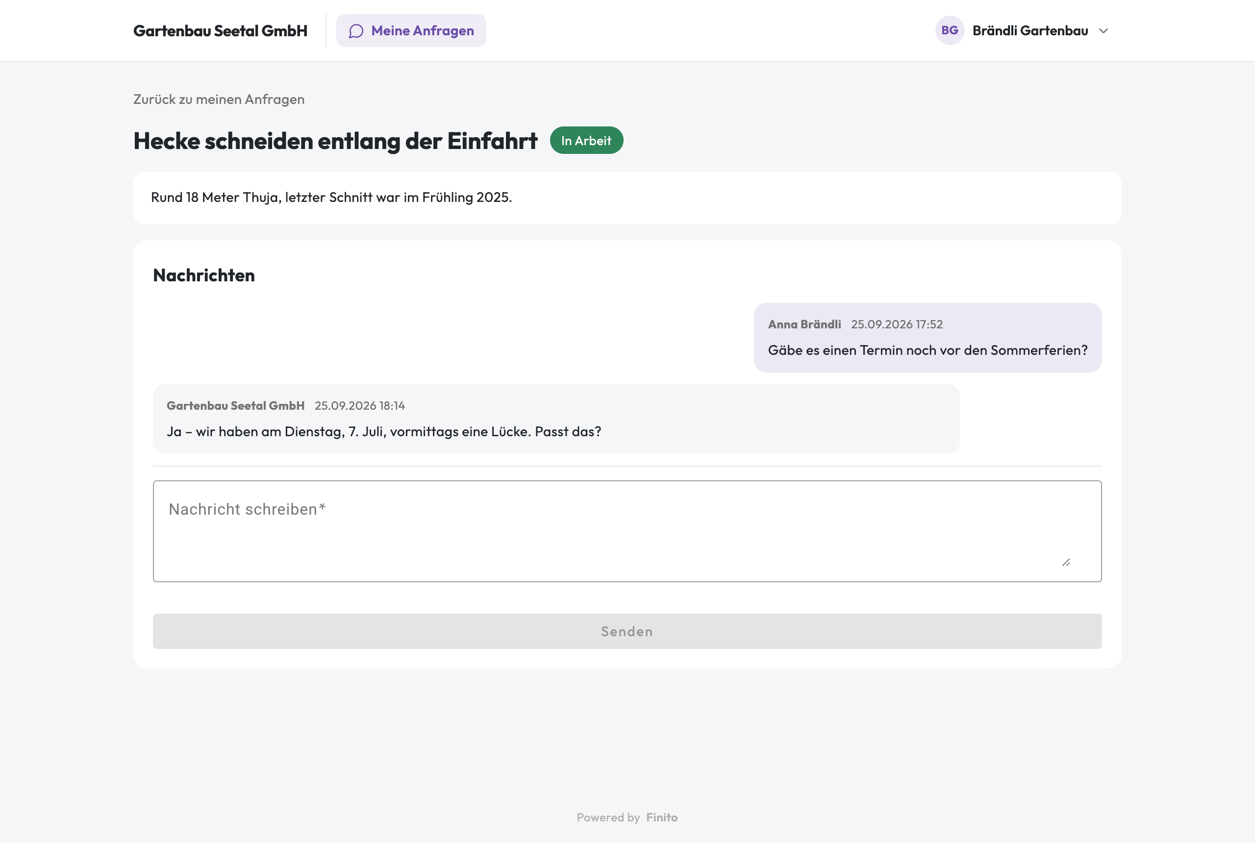 Eine Anfrage im Kundenportal: Titel «Hecke schneiden entlang der Einfahrt» mit grüner Status-Markierung «In Arbeit», darunter die Beschreibung und ein Nachrichtenfaden zwischen Kundin und Betrieb sowie ein Feld zum Schreiben einer Nachricht.