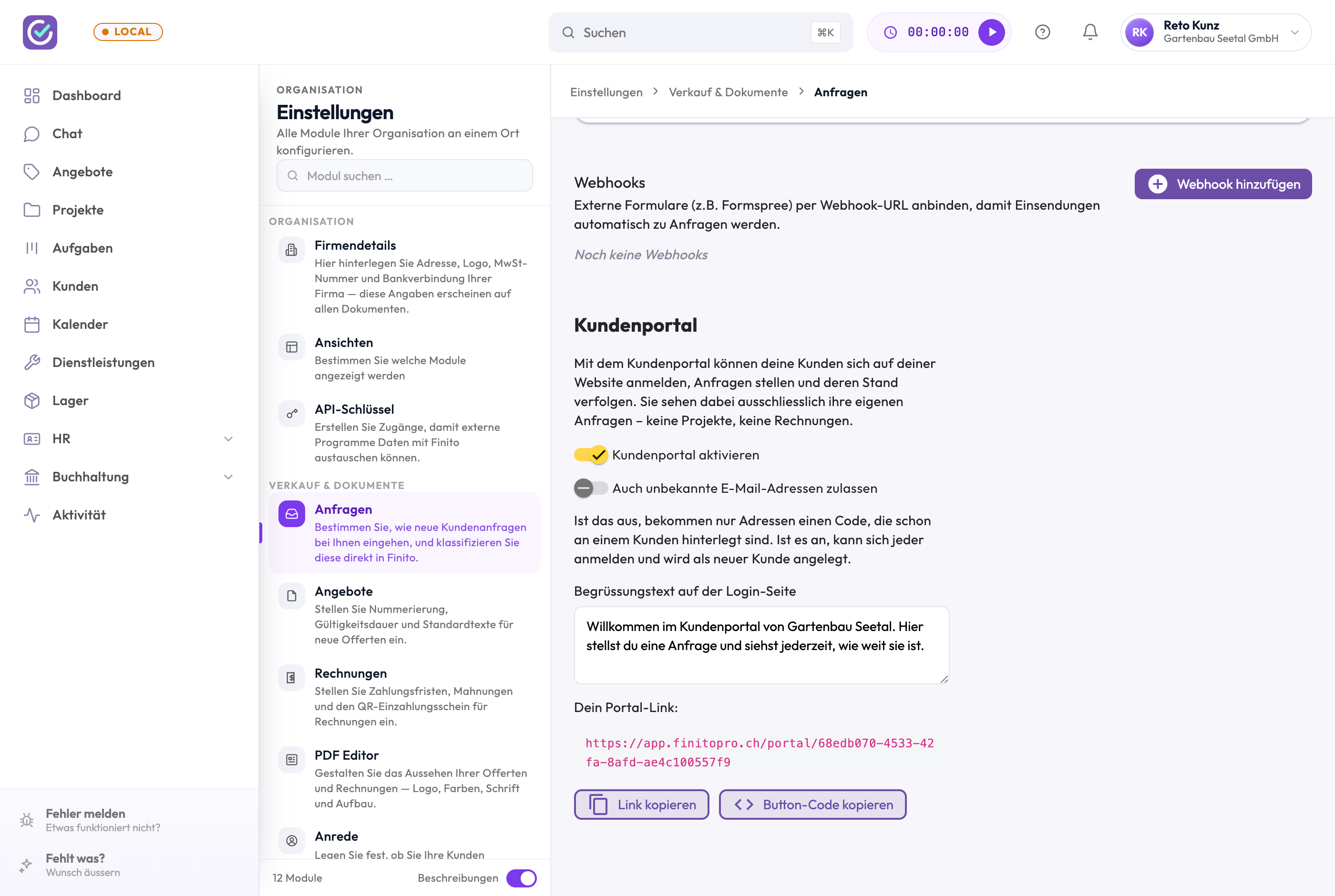 Finito-Einstellungen, Seite Anfragen, Abschnitt Kundenportal: Schalter «Kundenportal aktivieren» und «Auch unbekannte E-Mail-Adressen zulassen», ein Feld für den Begrüssungstext sowie der Portal-Link mit den Schaltflächen «Link kopieren» und «Button-Code kopieren».