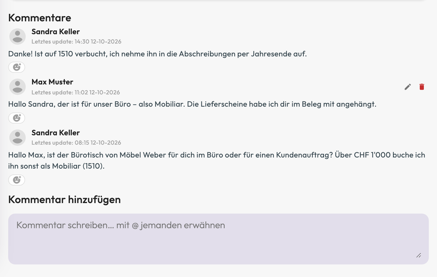 Kommentarverlauf an einer Ausgabe: Sandra Keller von der Treuhand fragt, ob der Bürotisch von Möbel Weber fürs Büro oder für einen Kundenauftrag ist; Max Muster antwortet, er sei fürs Büro; Sandra Keller bestätigt, dass er auf 1510 Mobiliar verbucht ist.