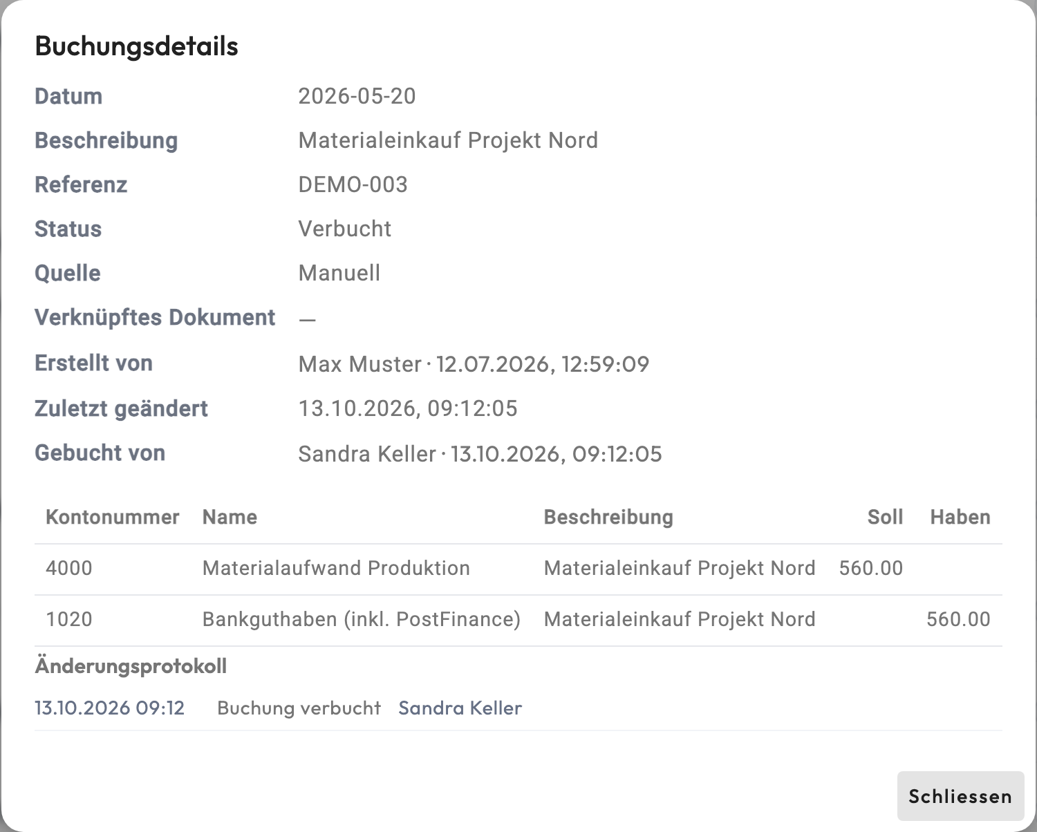 Buchungsdetails einer verbuchten Journalbuchung «Materialeinkauf Projekt Nord»: «Erstellt von Max Muster», «Gebucht von Sandra Keller», die Buchungszeilen 4000 Materialaufwand an 1020 Bankguthaben über 560.00 und im Änderungsprotokoll der Eintrag «Buchung verbucht – Sandra Keller».