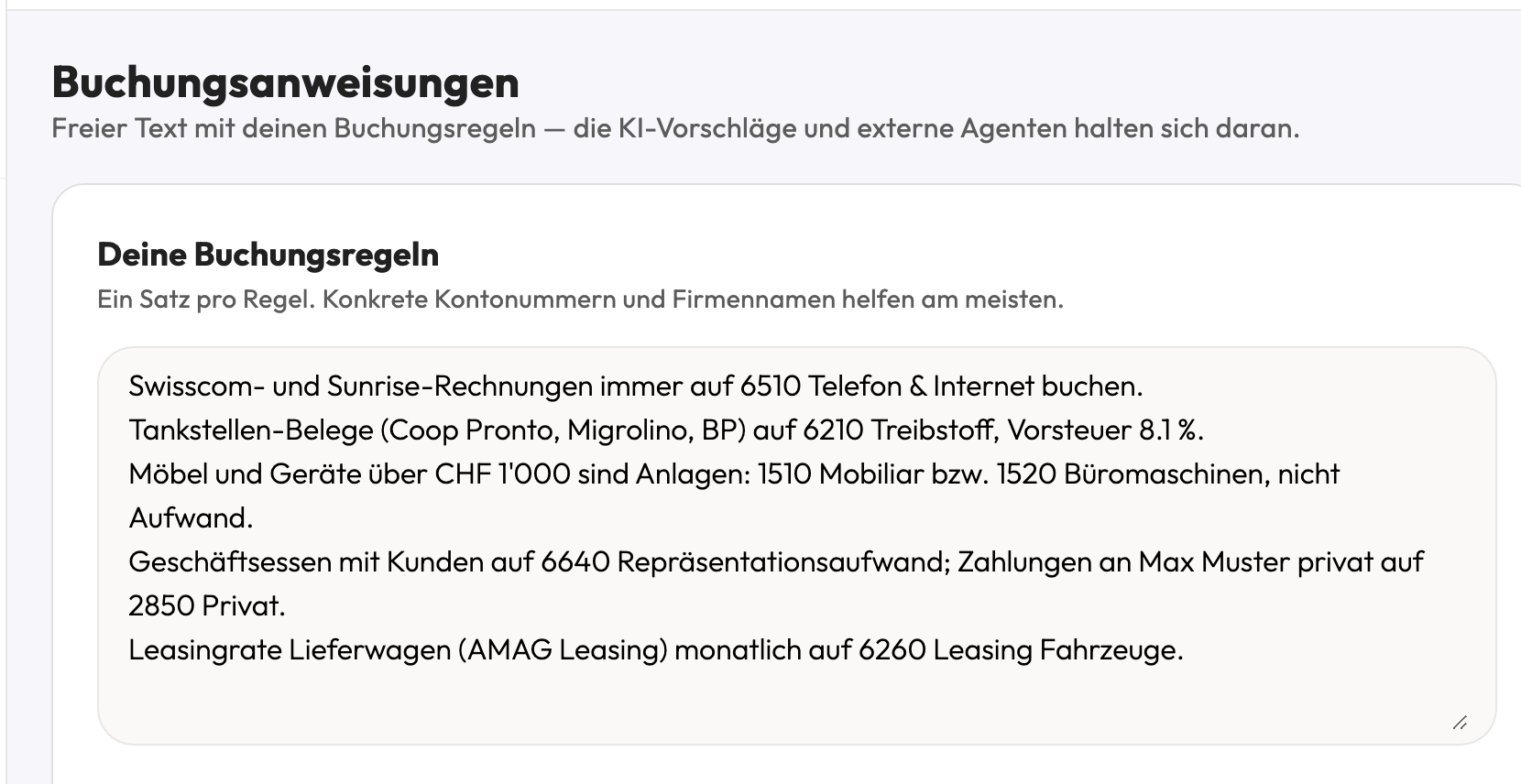 Seite «Buchungsanweisungen» mit fünf Regeln, etwa «Swisscom- und Sunrise-Rechnungen immer auf 6510 Telefon & Internet buchen» und «Möbel und Geräte über CHF 1'000 sind Anlagen: 1510 Mobiliar bzw. 1520 Büromaschinen, nicht Aufwand».