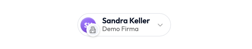 Benutzer-Chip oben rechts in Finito: Name «Sandra Keller», darunter die aktive Organisation «Demo Firma», am Avatar ein kleines Gebäude-Symbol.
